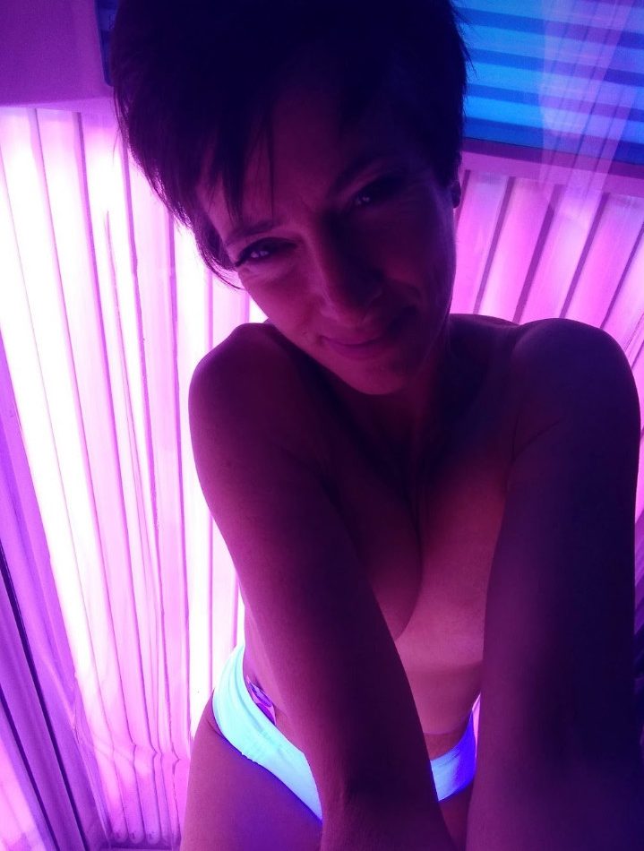 Spycam Tanning Bed jiggly tits