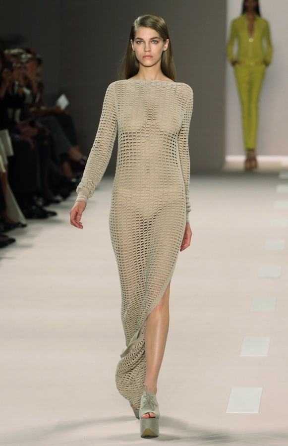 bemotis williams add naked in fashion show photo