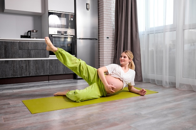 Pregnant Naked Yoga mom pictures