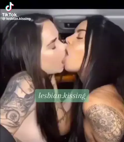 carol goh recommends Ebony Lesbians Tongue Kissing