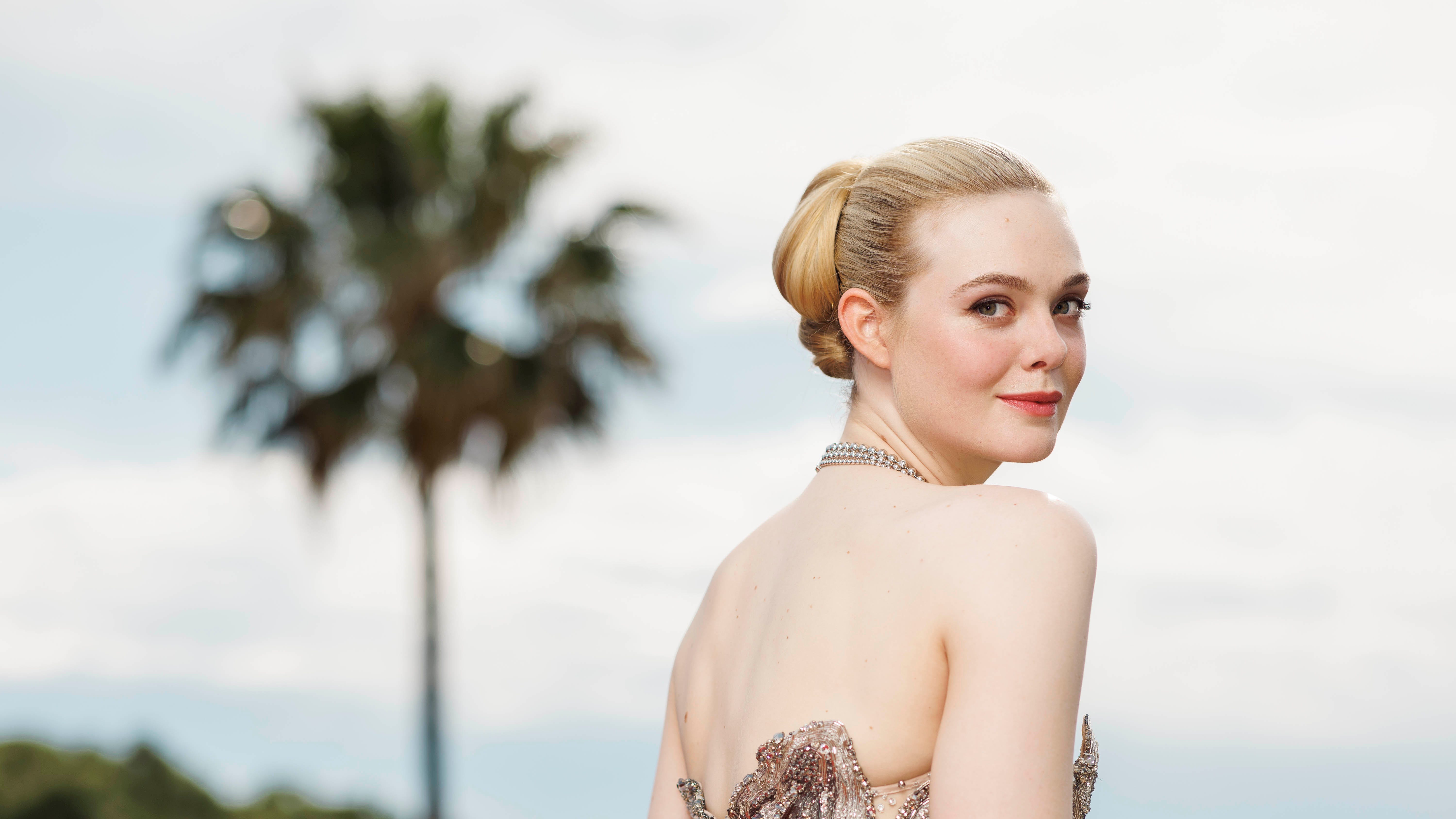 caitlin hawks recommends elle fanning nipple pic