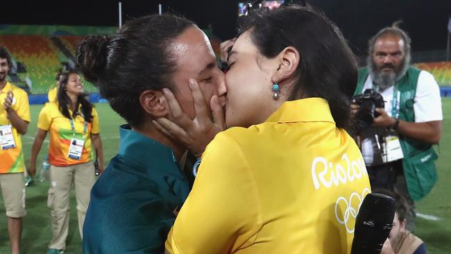 alaa fnon recommends lesbian brazilian kiss pic