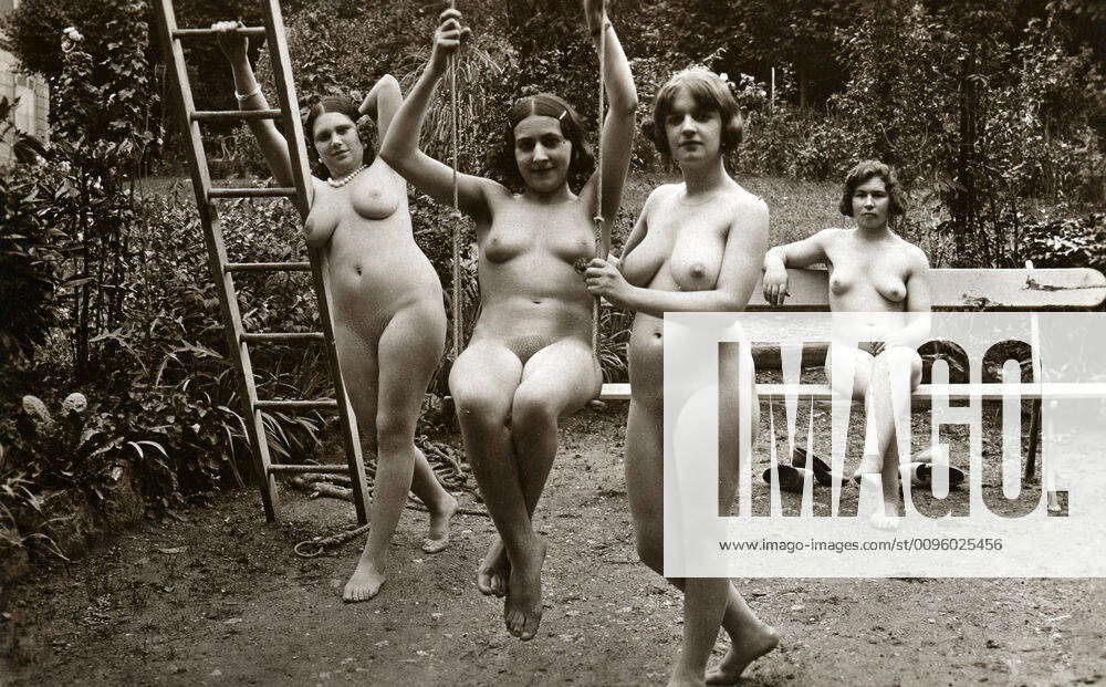 Naked Women Playing francia torino